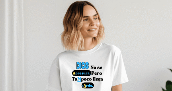 Dios no se apresura mockup 2 Camisa Cristiana “Dios no se apresura” – Edición Fe y Propósito | VISTE AMA