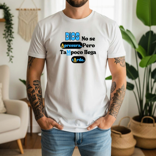 Dios no se apresura mockup 3 Camisa Cristiana “Dios no se apresura” – Edición Fe y Propósito | VISTE AMA